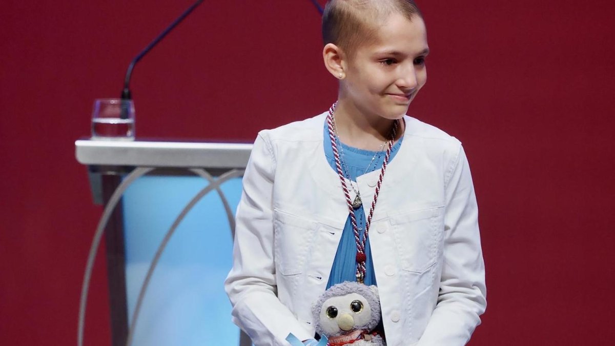 La pequeña María Caamaño Múñez cuando recibió el Premio Castilla y León de los Valores Humanos y Sociales 2024