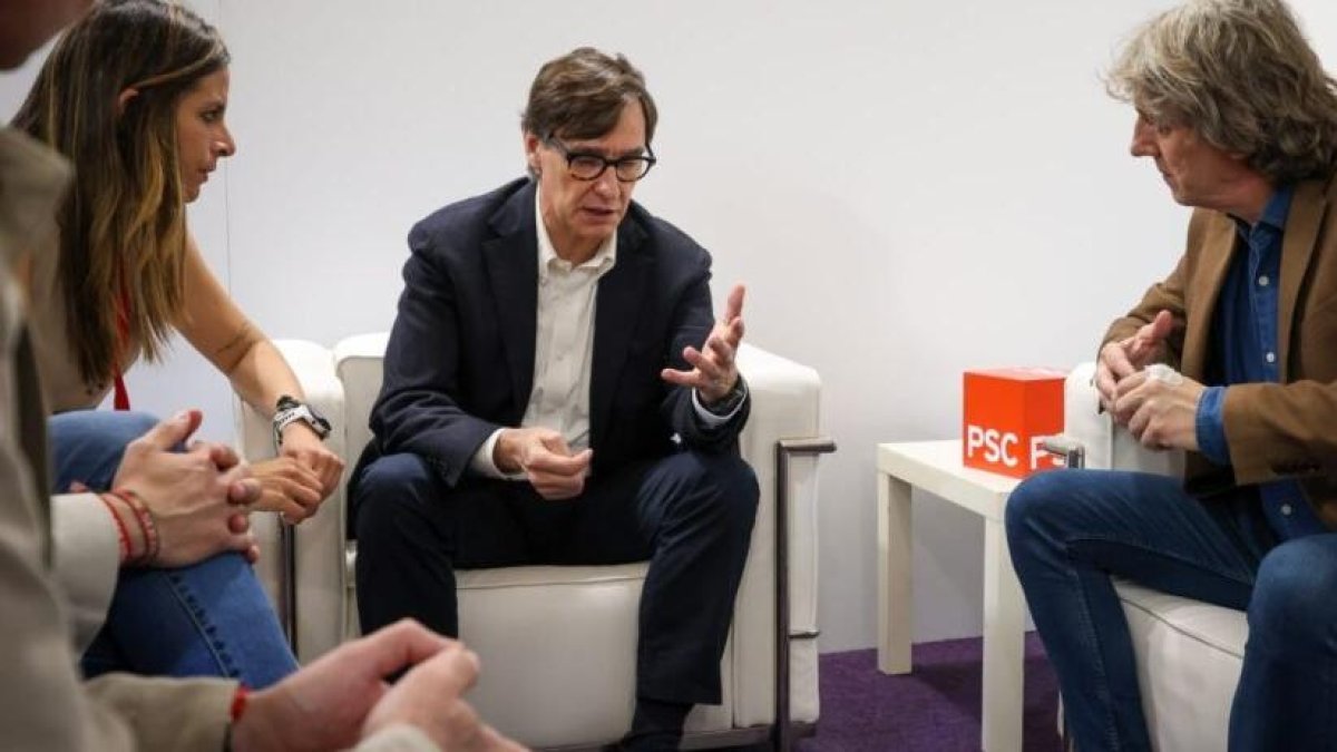 El secretario autonómico del PSOE, Carlos Martínez, en el Global Progressive Mobilisation en Barcelona con el presidente de la Generalitat, Salvador Illa.