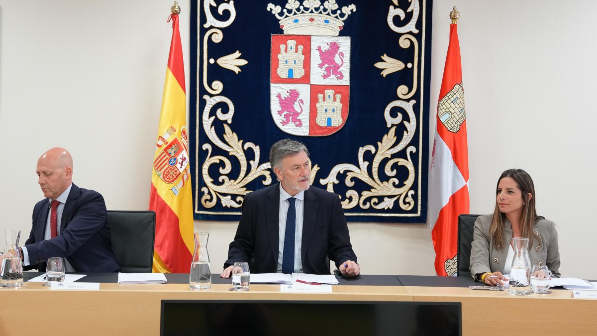 Carlos Menéndez,  Francisco Vázquez y Nuria Rubio, en la primera primera reunión de la Mesa de las Cortes.