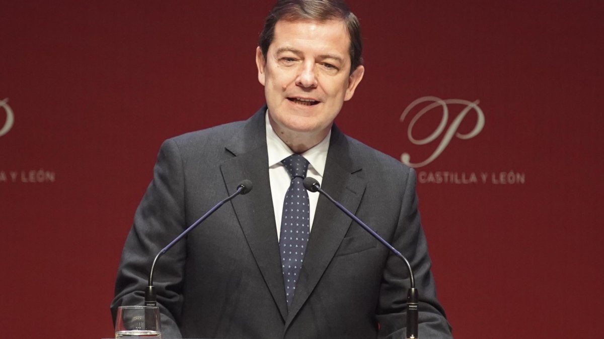 El presidente de la Junta en funciones, Alfonso Fernández Mañueco, clausura la gala de los Premios Castilla y León 2025.
