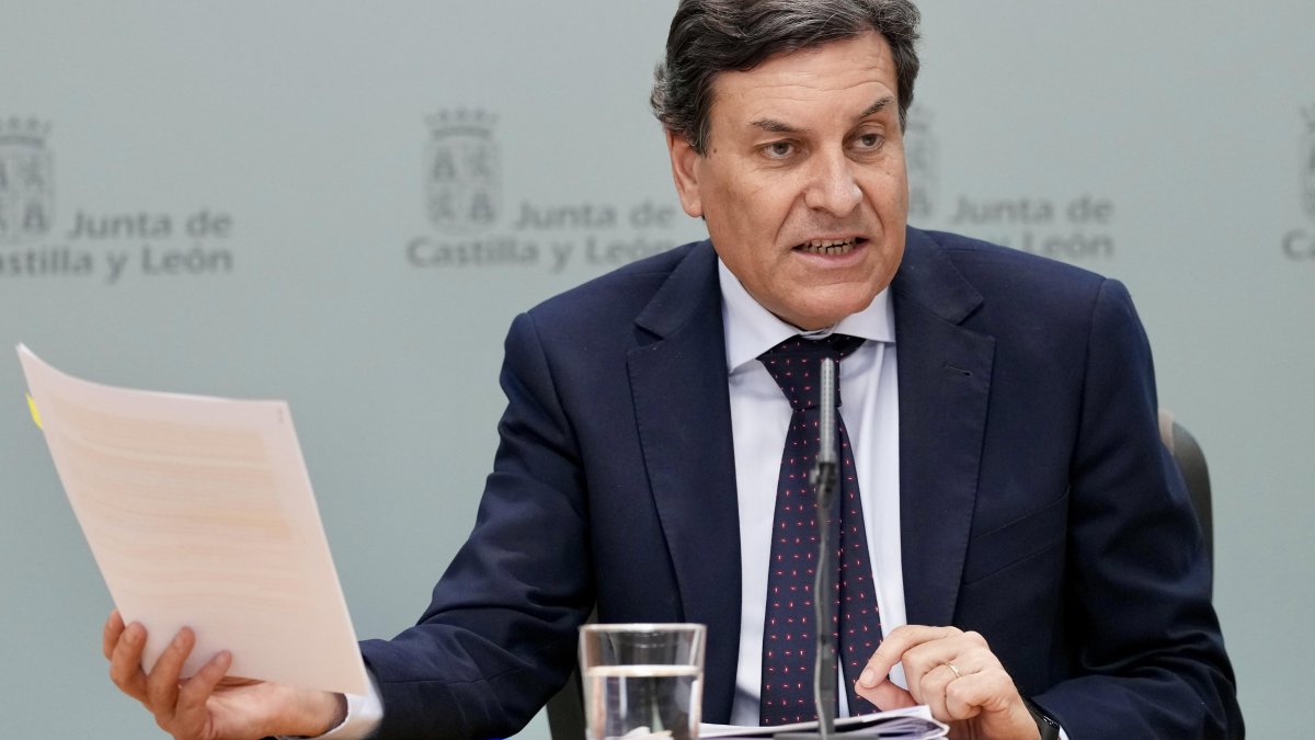 El consejero de Economía y Hacienda y portavoz en funciones, Carlos Fernández Carriedo, comparece en rueda de prensa posterior al Consejo de Gobierno.