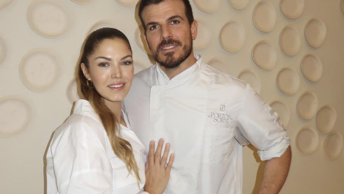 El cocinero abulense Jorge de la Vega junto a Lorena, su pareja, en el restaurante de arroces y cocina de mercado