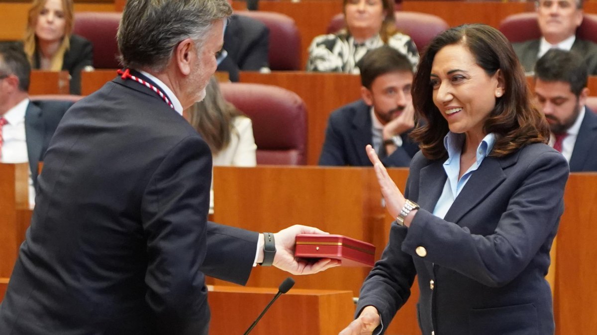 Alicia Gallego rechaza la meda de procuradora en la sesión constitutiva de las Cortes.