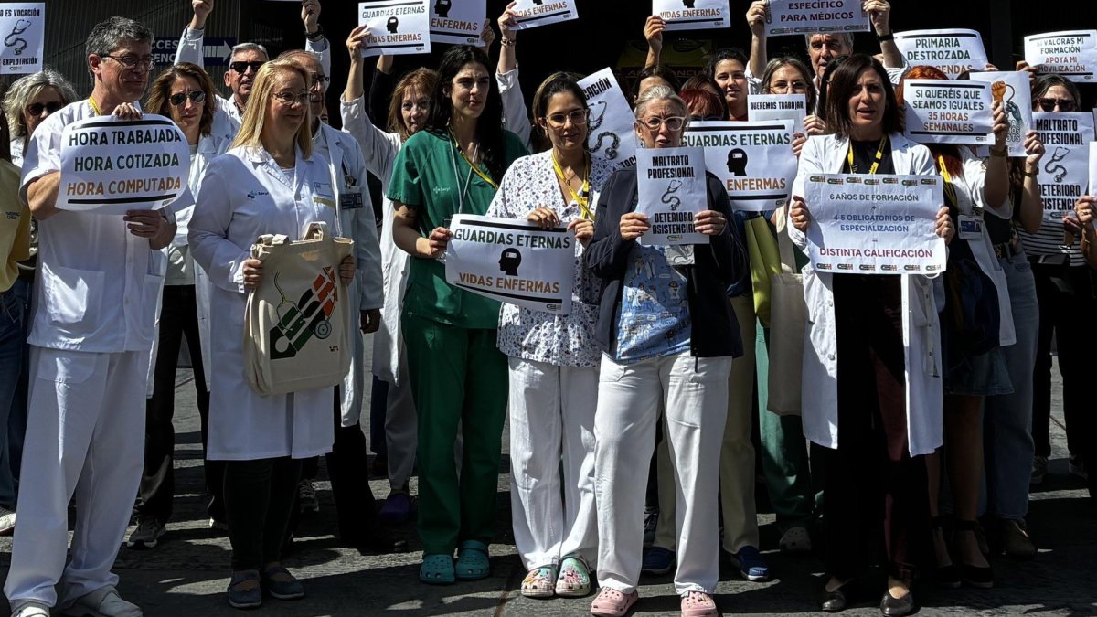 Médicos se concentran en el Clínico en una nueva jornada de huelga del colectivo médico.