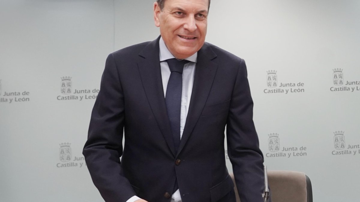 El portavoz y consejero en funciones de Economía y Hacienda, Carlos Fernández Carriedo, comparece tras la reunión del Consejo de Gobierno.