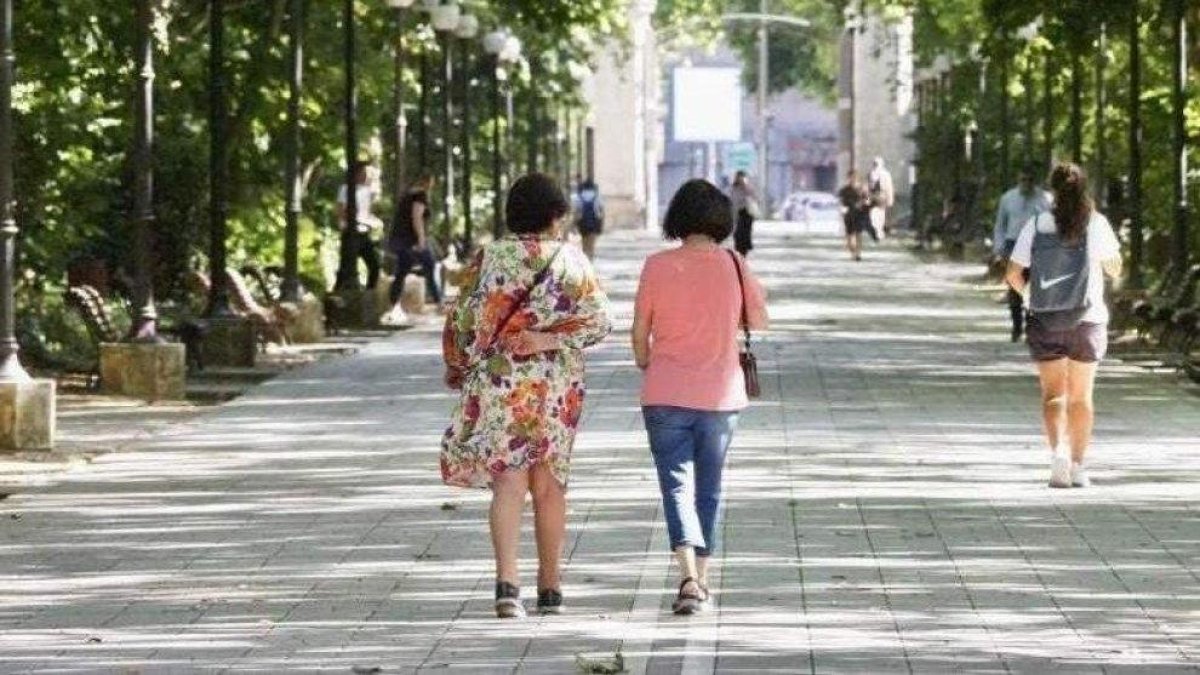 Varias personas caminando en el parque del Campo Grande en Valladolid