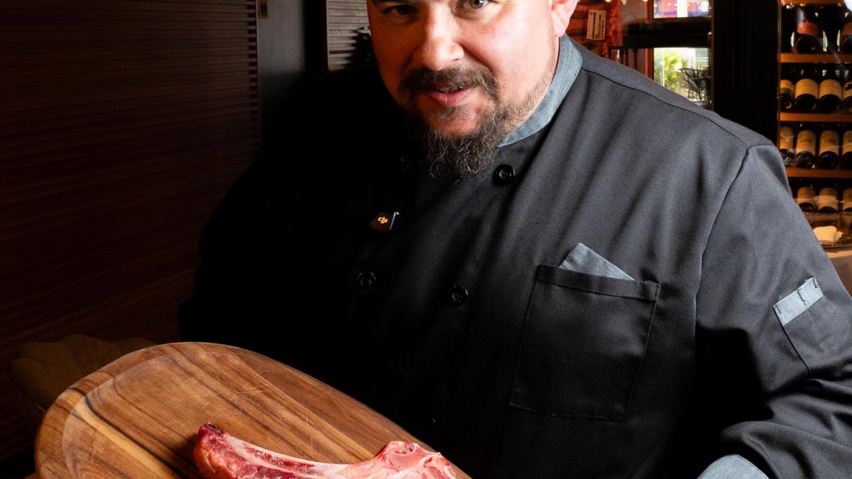 Sergio Aguilar , ‘Pachilla’, Jefe de Cocina, con un chuletón de carne premium.