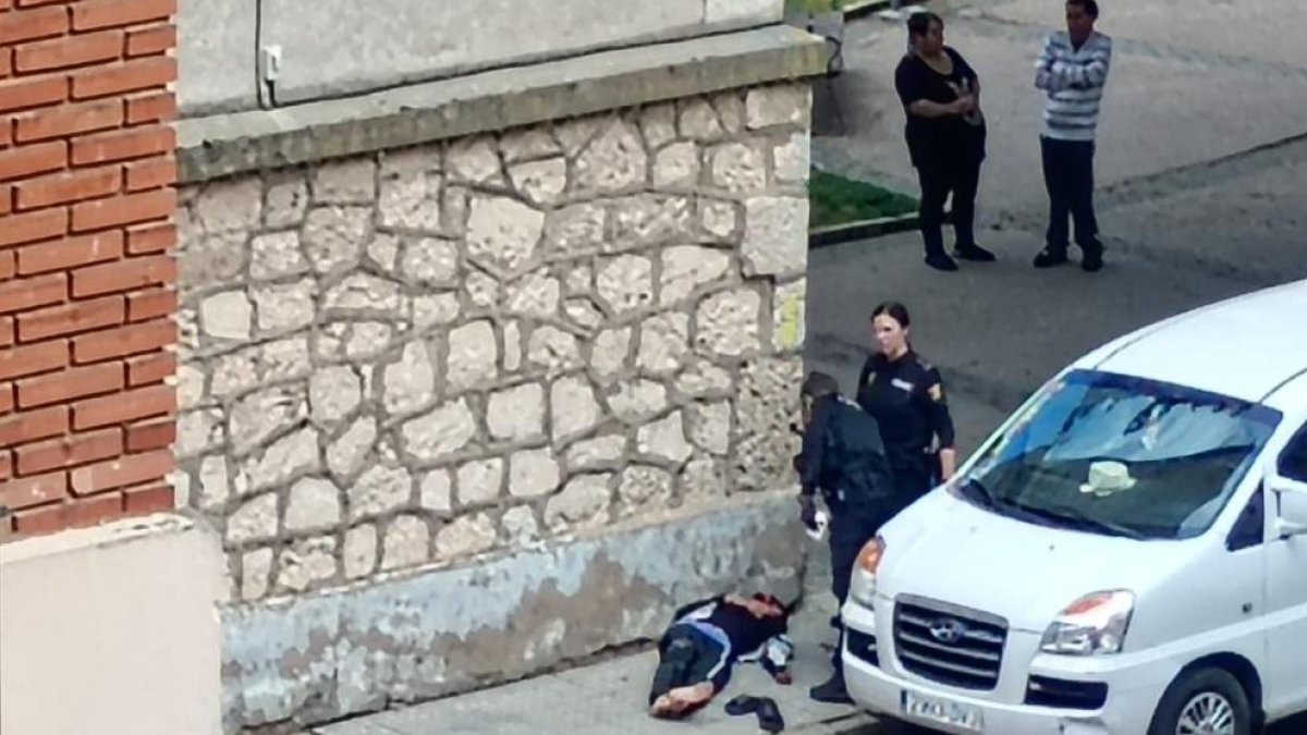 Imagen de la víctima tendida en el suelo