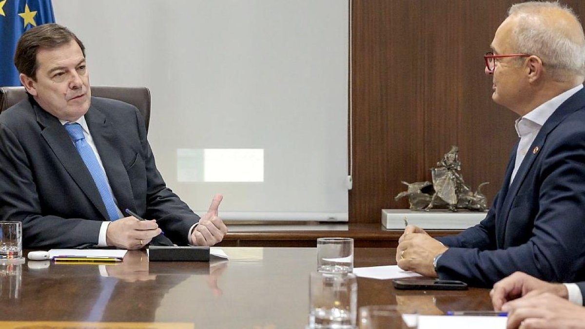 Mañueco recibe al director general de Oracle.