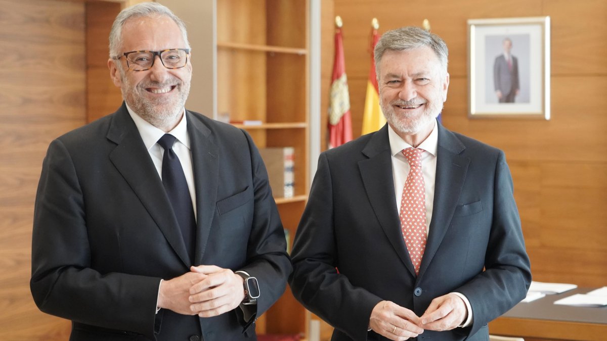Carlos Pollán y Francisco Vázquez antes de la reunión en las Cortes.