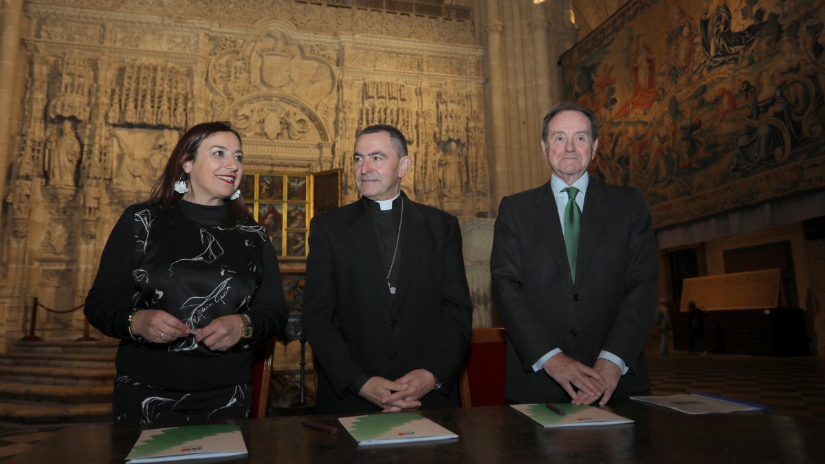 Acto de firma del convenio para la iluminación exterior de la Catedral, con el obispo , Mikel Garciandía; la alcaldesa, Miriam Andrés; el presidente de la Fundación Iberdrola España, Jaime Alfonsím