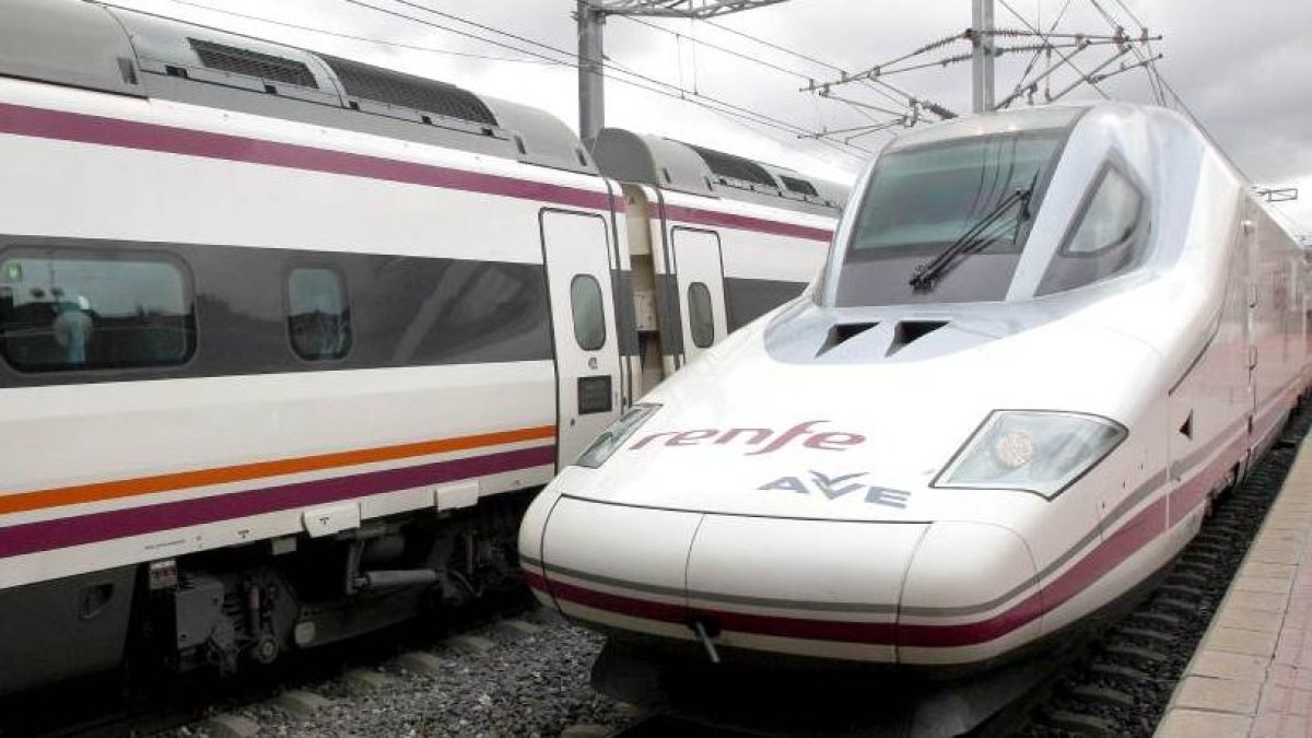 Llegada de un tren AVE a la estación Campo Grande de Valladolid.