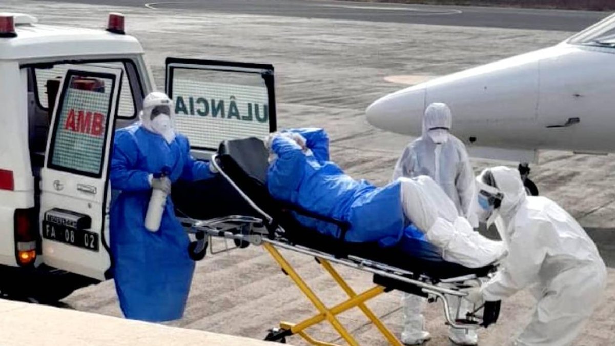 Uno de los pacientes sospechosos de tener hantavirus, durante su evacuación del barco para recibir atención médica en Países Bajos.