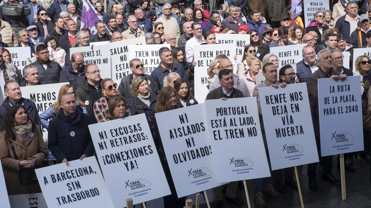 Manifestación en defensa de las conexiones ferroviarias de Salamanca, este domingo.