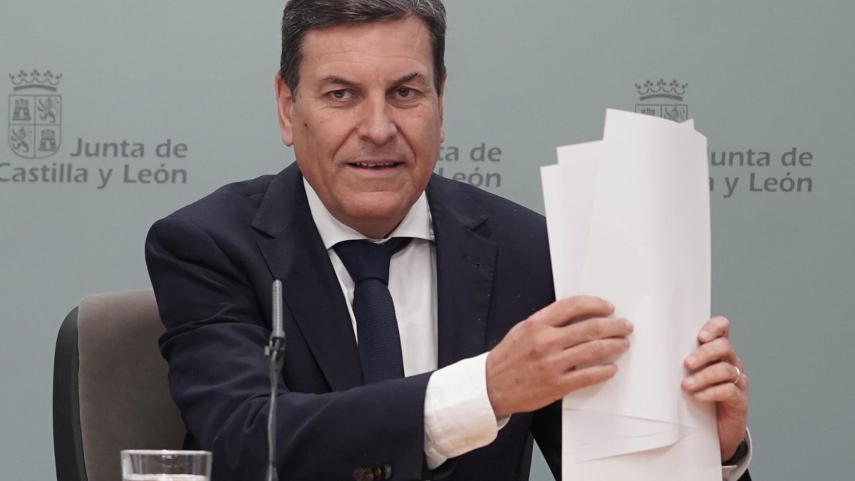 El consejero de Economía y Hacienda y portavoz en funciones, Carlos Fernández Carriedo, comparece en rueda de prensa posterior al Consejo de Gobierno