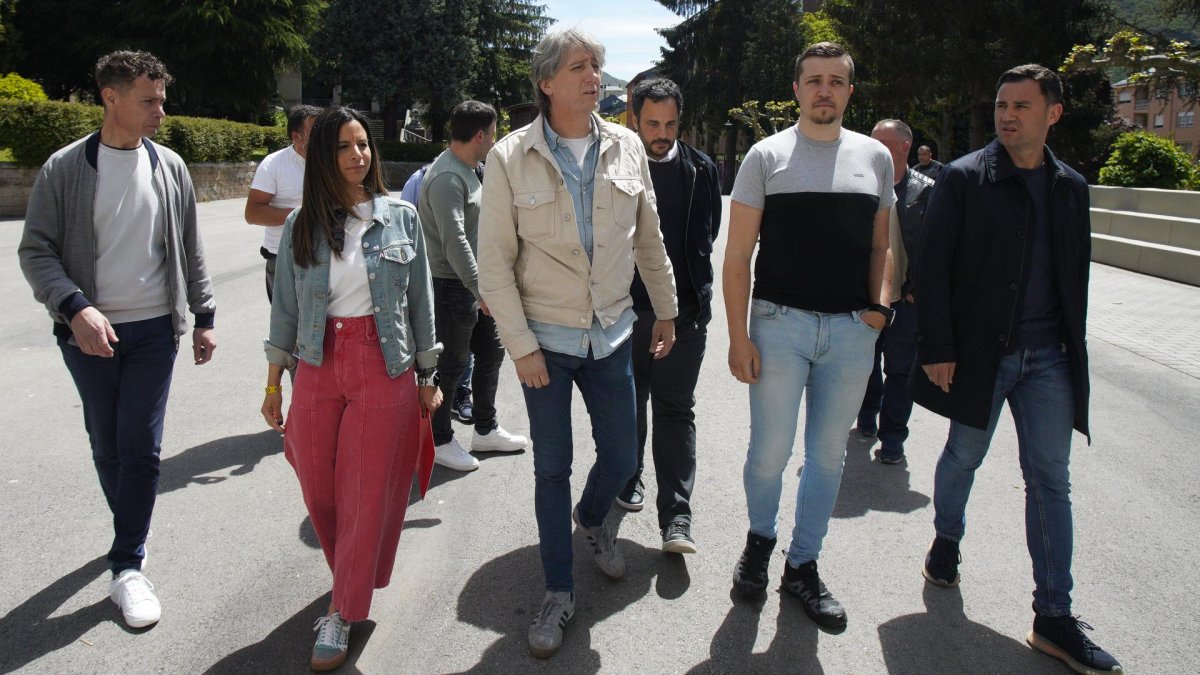Carlos Martínez (C), junto al alcalde de Villablino (León), Mario Rivas (I), Nuria Rubio, Javier Alfonso Cendón (D), y el portavoz de los mineros participantes en la marcha minera organizada por los trabajadores de Mina Miura, José María Pérez (2D)