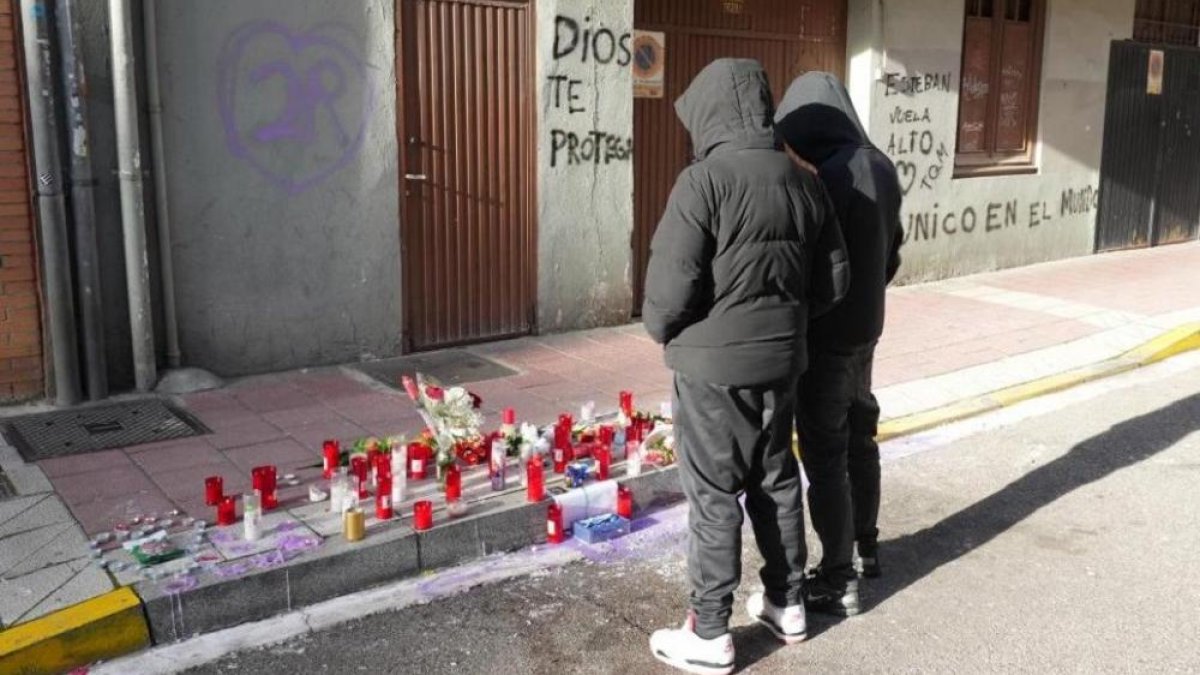 Homenaje con velas y flores a Juan Esteban Rubio que se encontraba en la calle de la Democracia, donde tuvo lugar el crimen