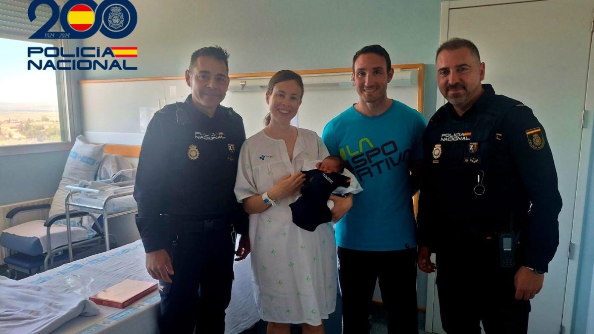 Los agentes de la Policía Nacional junto a la familia en el hospital