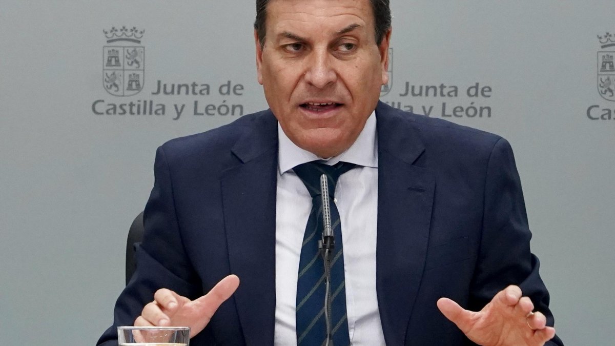 El consejero de Economía y Hacienda y portavoz, Carlos Fernández Carriedo, comparece en rueda de prensa posterior al Consejo de Gobierno.
