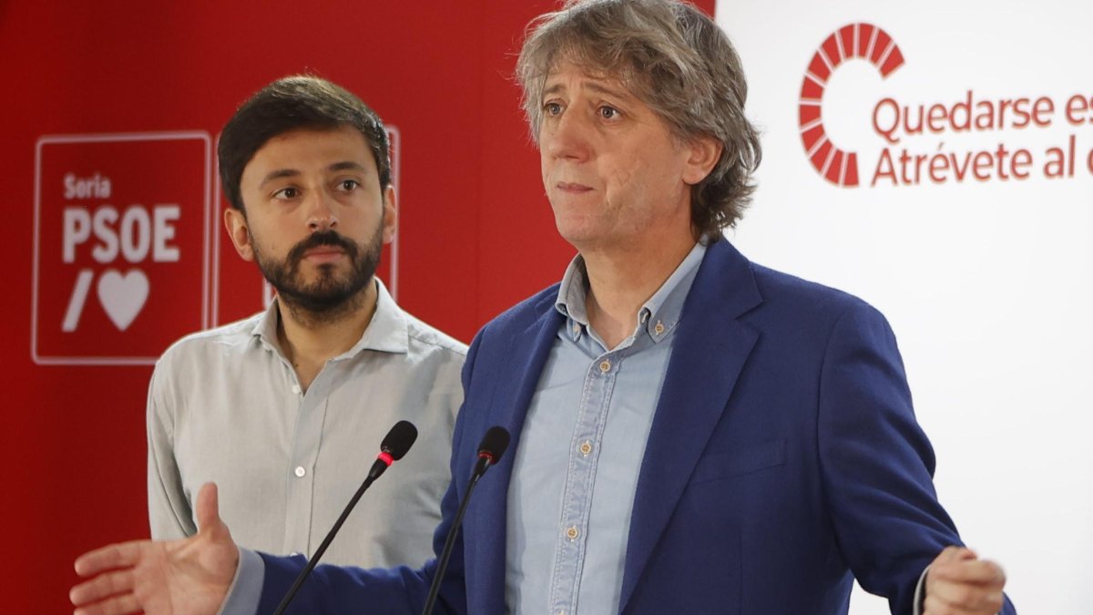 El secretario general del PSOECyL, Carlos Martínez, y el de Política Municipal del PSOECyL, Fran Díaz, este lunes en Soria.