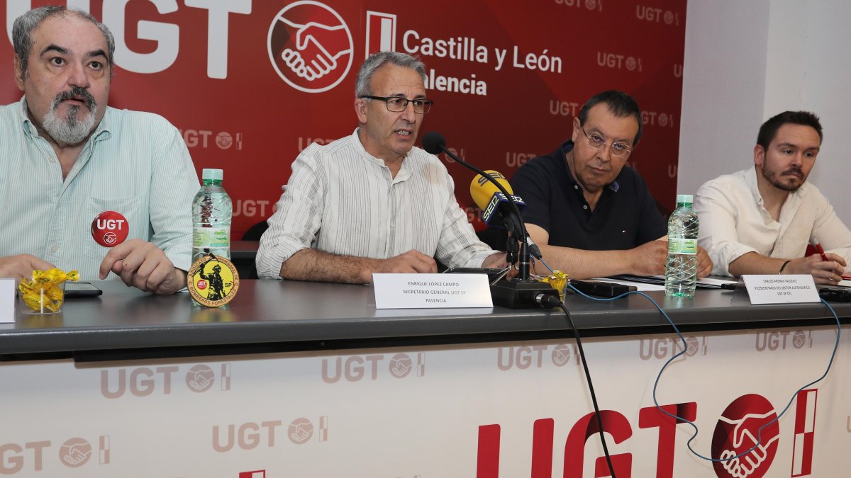 El secretario general UGT servicios públicos de Castilla y León, Tomás Pérez; el vicesecretario del sector autonómico UGT Castilla y León, Carlos Arenas; el responsable autonómico de bomberos forestales UGT, Rodrigo Martín; y el secretario general de servicios públicos de Palencia, Enrique López.