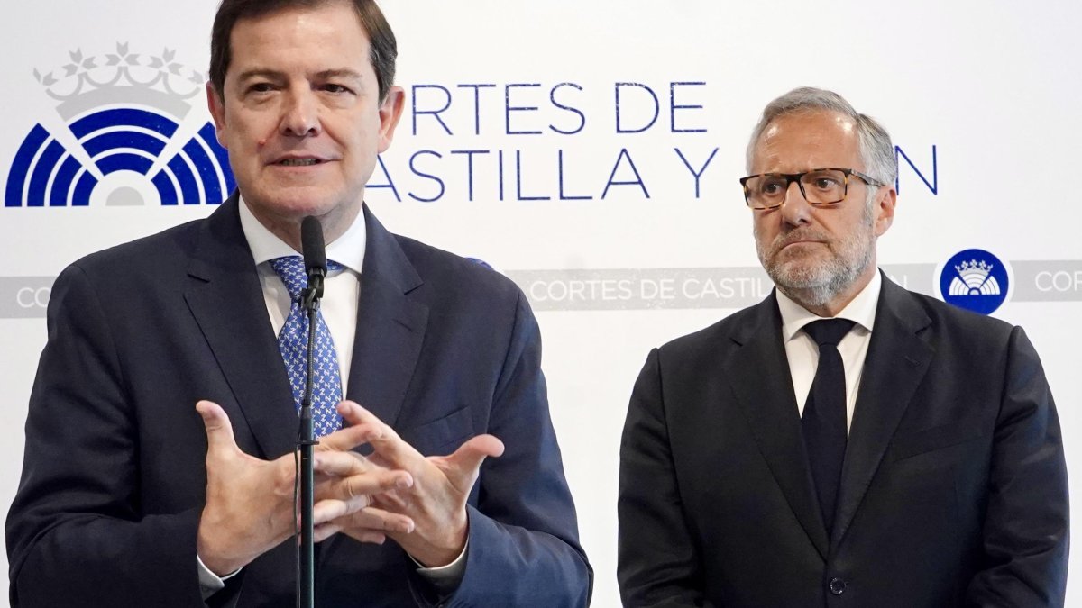 Alfonso Fernández Mañueco y Carlos Pollán, en la comparecencia para presentar el pacto de Gobierno PP-VOX.