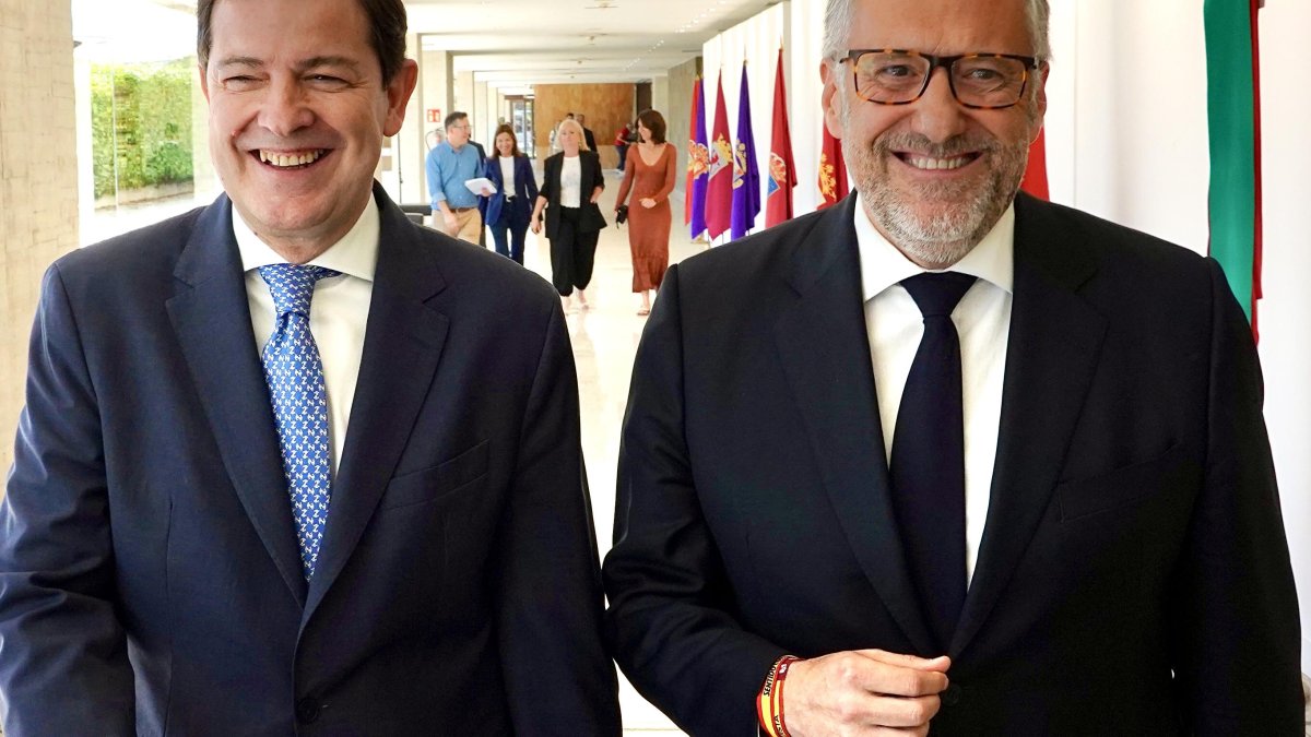 Alfonso Fernández Mañueco y Carlos Pollán, de vuelta del hall de las Cortes tras presentar el pacto de Gobierno.