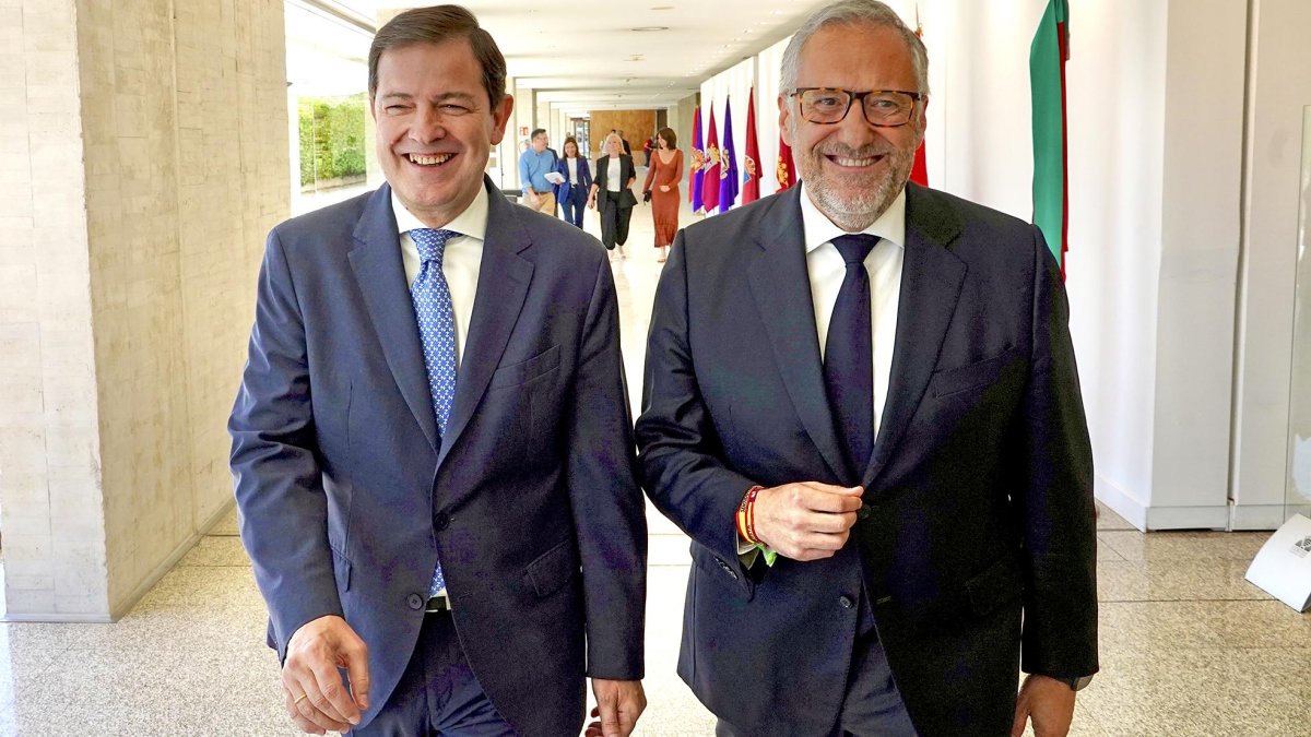 El presidente del Partido Popular de Castilla y León, Alfonso Fernández Mañueco, y el portavoz de Vox, Carlos Pollán