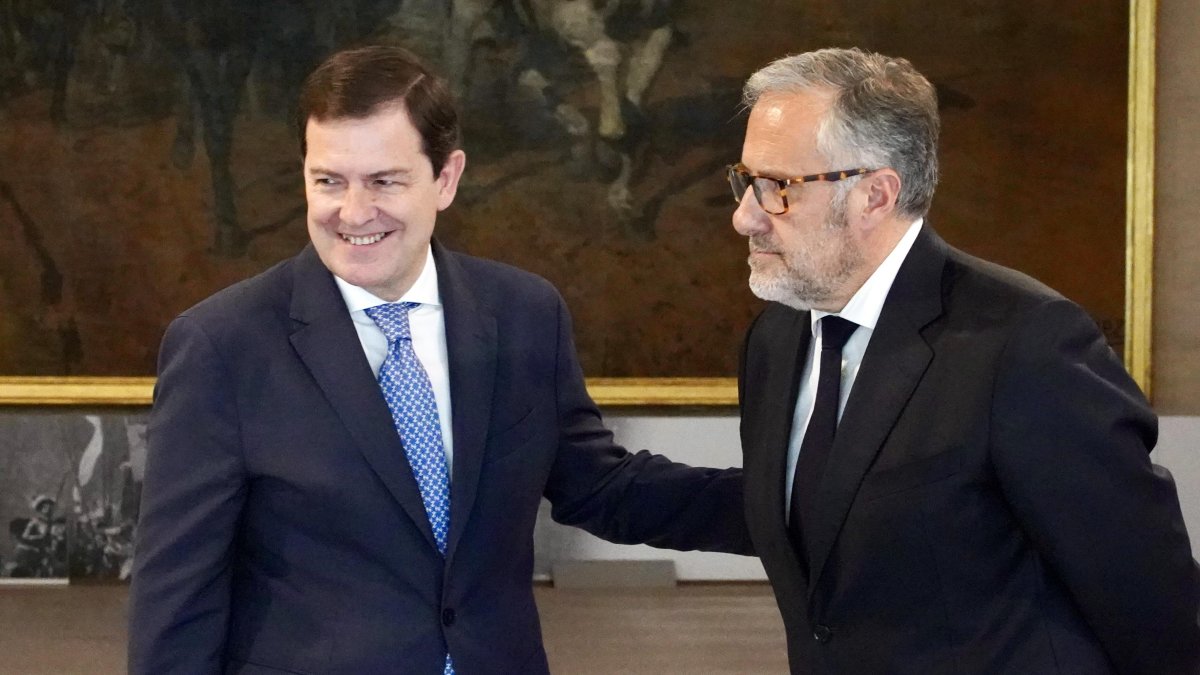 Alfonso Fernández Mañueco y Carlos Pollán tras firmar el pacto de Gobierno