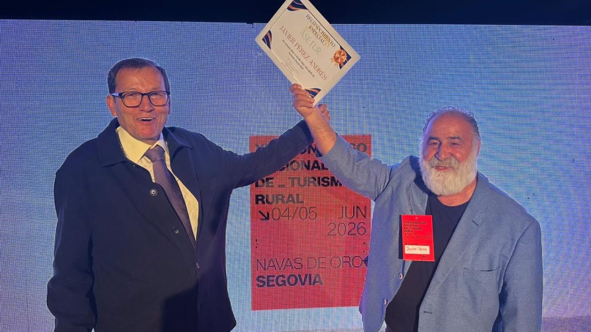 El director general de Turismo de la Junta, Ángel González, entrega el premio a Javier Pérez Andrés.