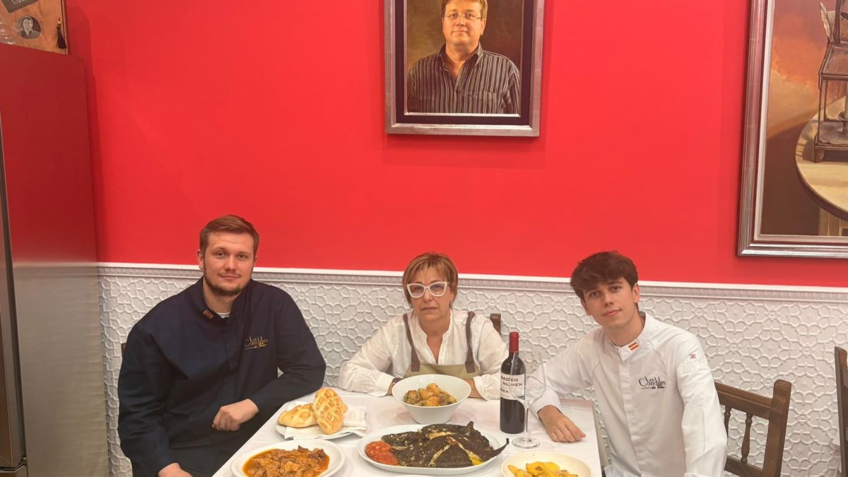 Alejandro, María José y Javier muestran varios platos de la carta como jamón de bellota, callos, varias raciones de rodaballo para compartir y la menestra palentina que es la especialidad