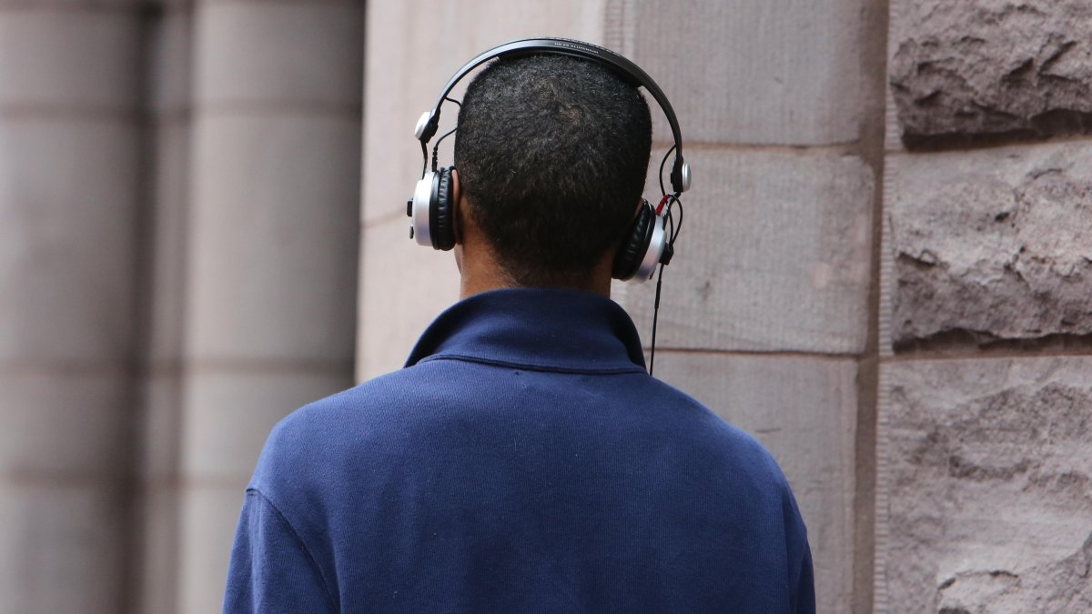 Una persona utilizando auriculares