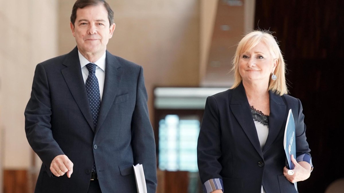 Alfonso Fernández Mañueco y Leticia García a su llegada al hemiciclo para el debate de investidura.
