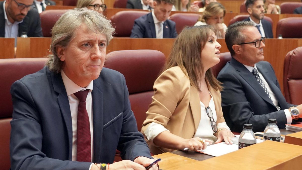 Parte de la bancada del PSOE durante la intervención de Mañueco.