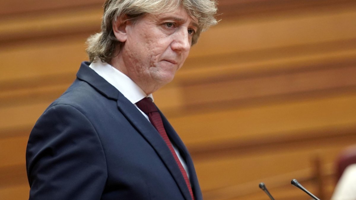 El portavoz del Grupo Parlamentario Socialista, Carlos Martínez, durante su intervención en el debate de investidura del candidato a la Presidencia de la Junta de Castilla y León.