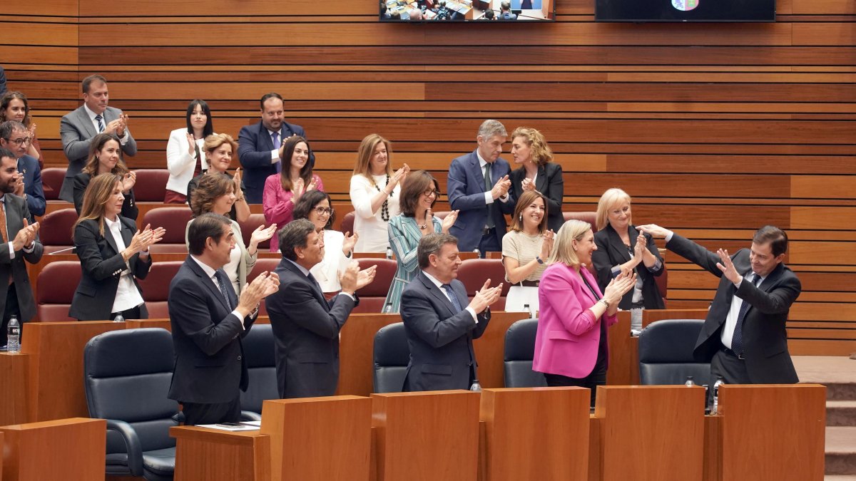 Instantes del pleno de investidura en las Cortes de Castilla y León.