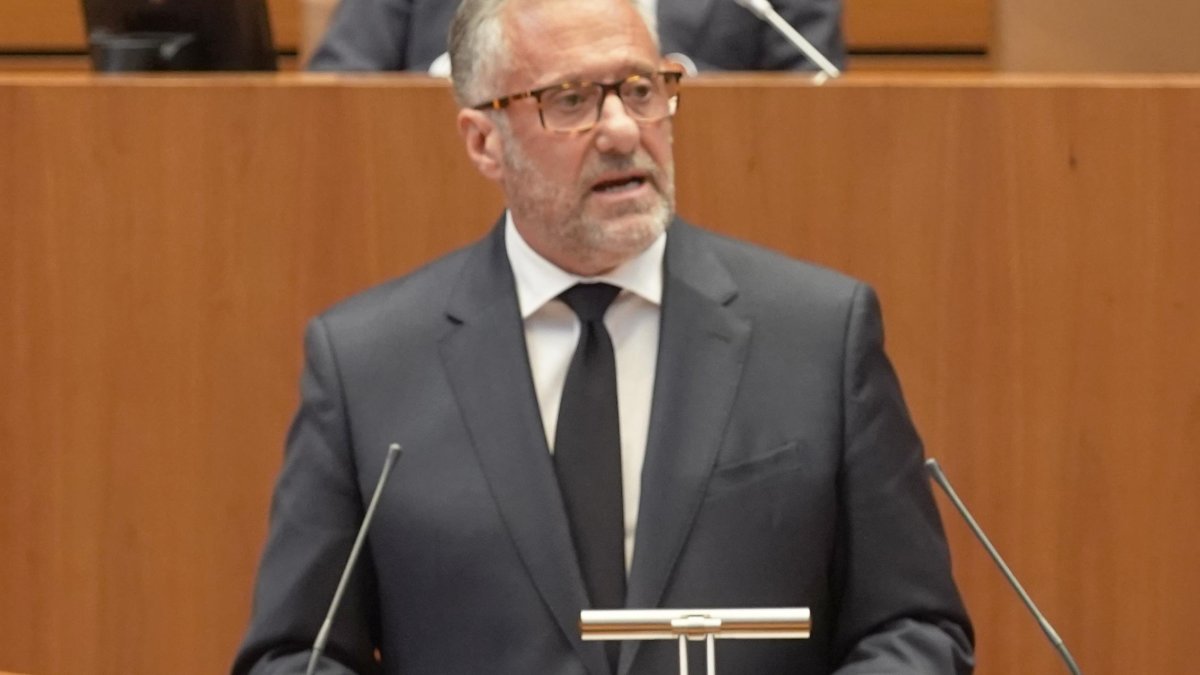 Carlos Pollán durante su intervención en el debate de investidura del candidato a la Presidencia de la Junta de Castilla y León.