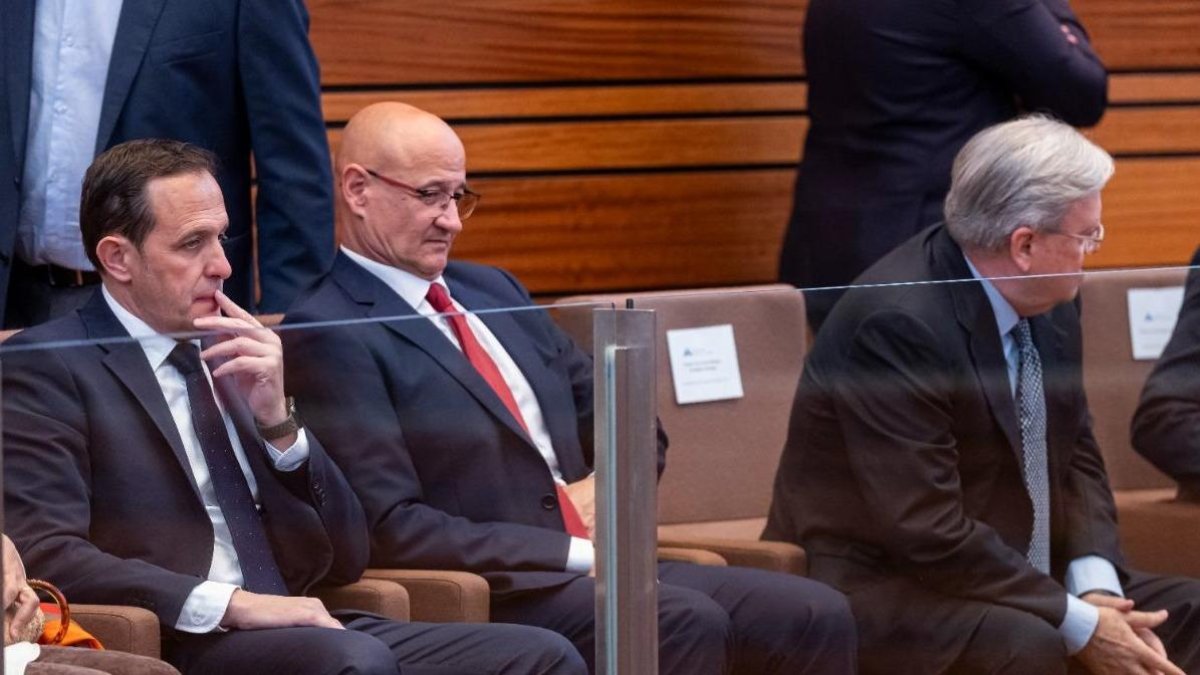 Luis Fuentes, segundo por la izquierda, junto a Conrado Íscar y José Manuel Fernández Santiago, en la tribuna de invitados durante el pleno de investidura de este martes en las Cortes.