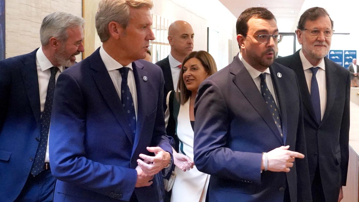 María José Sáenz de Buruaga (Cantabria), Jorge Azcón (Aragón), Alfonso Rueda (Galicia), Adrián Barbón (Asturias) y Mariano Rajoy, este jueves en la toma de posesión de Mañueco.