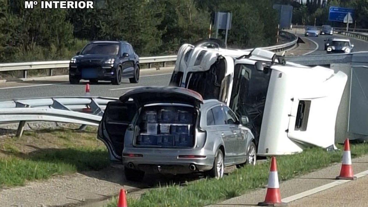 Camión accidentado en la A-6