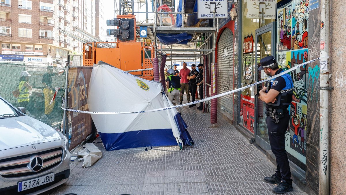 Zona precintada en la que falleció un hombre de 85 años tras ser aplastado por el montacargas de una obra de Burgos