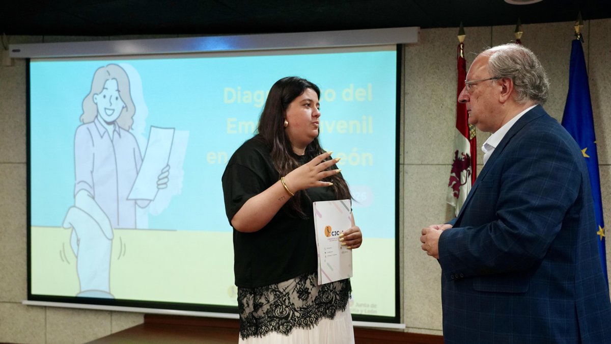 La presidenta del Consejo de la Juventud de Castilla y León, Ainoa Acebes Martín, y el presidente del Consejo Económico y Social (CES) de la Comunidad, Enrique Cabero.