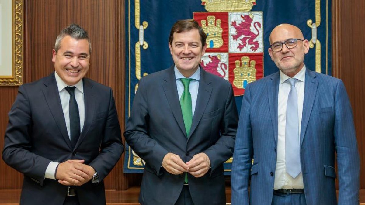 Alfonso Fernández Mañueco, se reúne con Christian Stein, nuevo CEO de Renault Group España, y con el ex CEO Josep María Recasens.