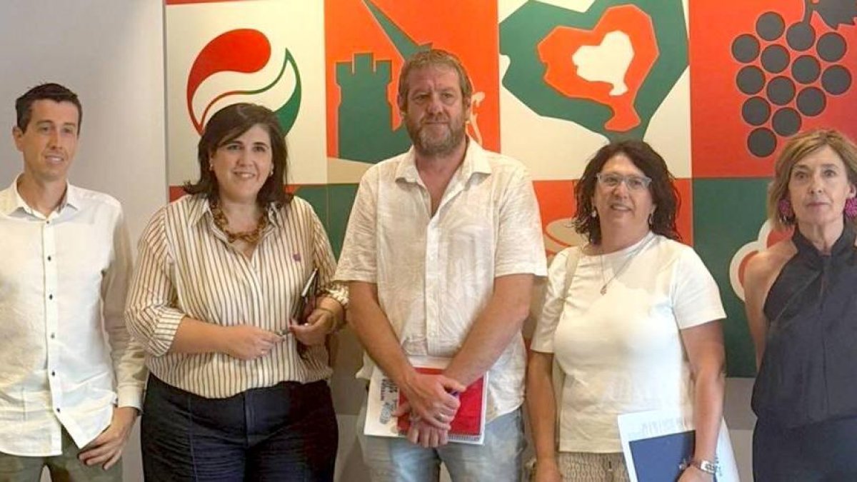 La presidenta del PNV de Álava, Jone Berriozabal, acompañada por el secretario de la ejecutiva territorial 'jeltzale', Anartz Gorrotxategi, en el encuentro con la Mesa para la Integración de Treviño.
