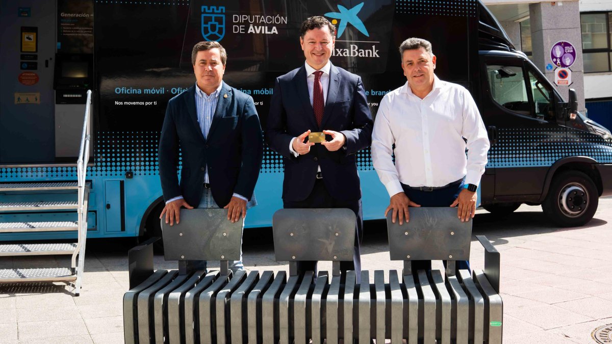 Presentación en Serranillos (Ávila) de los nuevos bancos realizados con tarjetas recicladas de CaixaBank