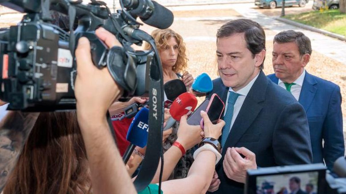 Alfonso Fernández Mañueco atiende a los medios de comunicación