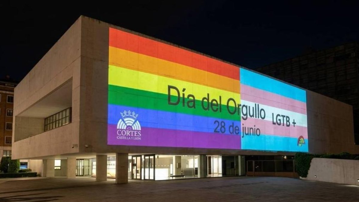 Bandera LGTBI en la fachada este de las Cortes de Castilla y León en una foto de archivo.