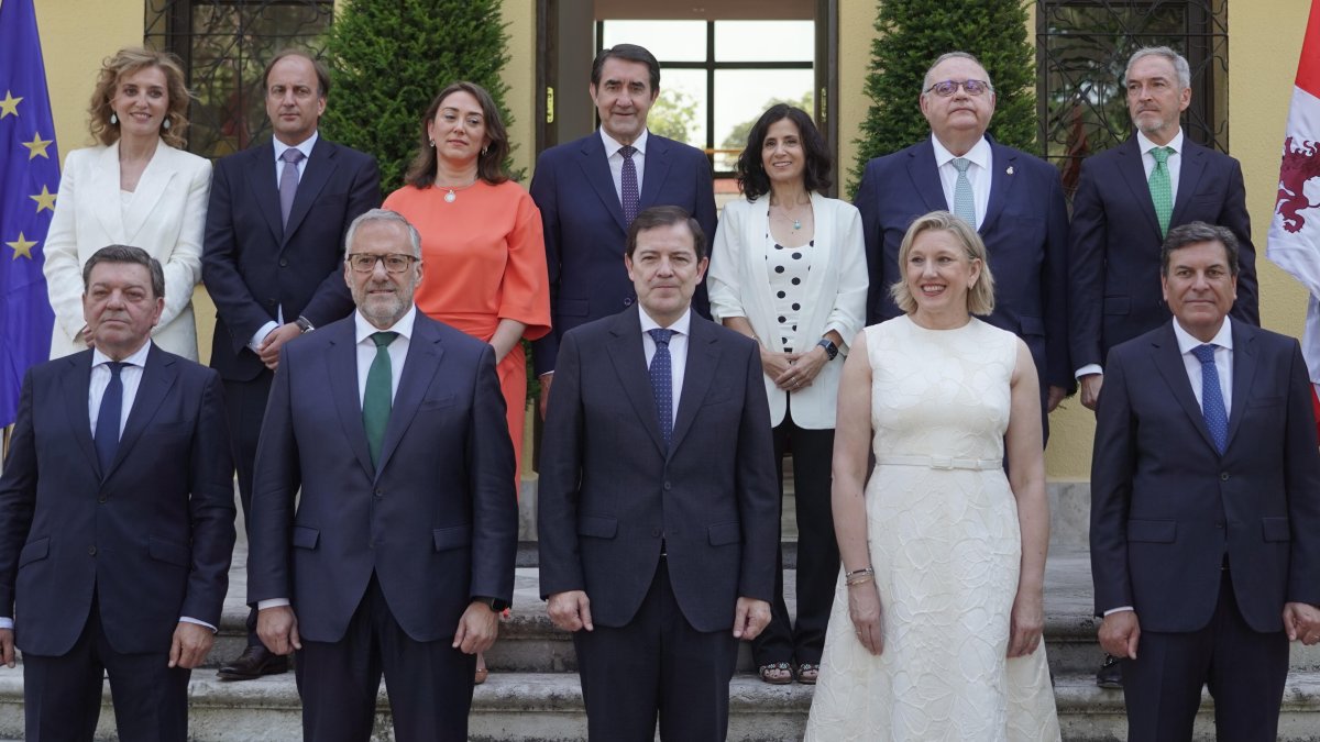 Nuevo gobierno de la Junta de Castilla y León, en una imagen de archivo el día de la toma de posesión el pasado 15 de junio.
