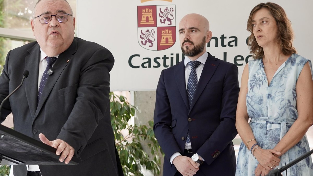 El consejero de Sanidad y Bienestar Social, Alejandro Vázquez Ramos, Álvaro Muñoz Galindo y Esperanza Vázquez Boyero.