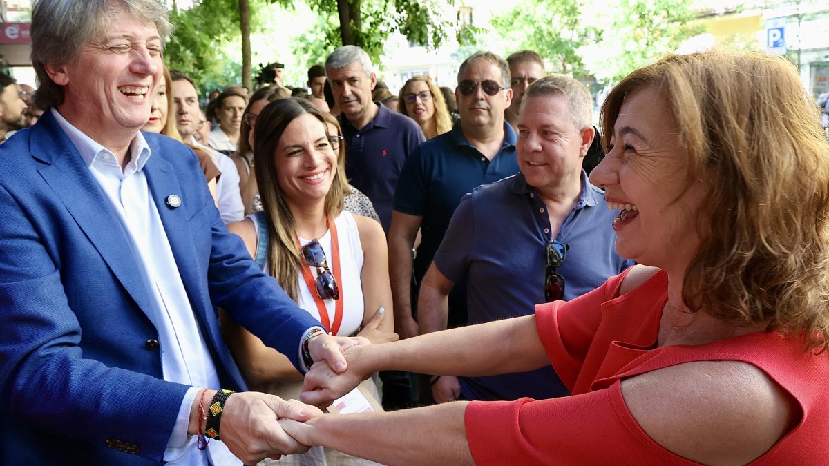 Carlos Martínez saluda a Francina Armengol a su llegada al Comité Federal del PSOE.